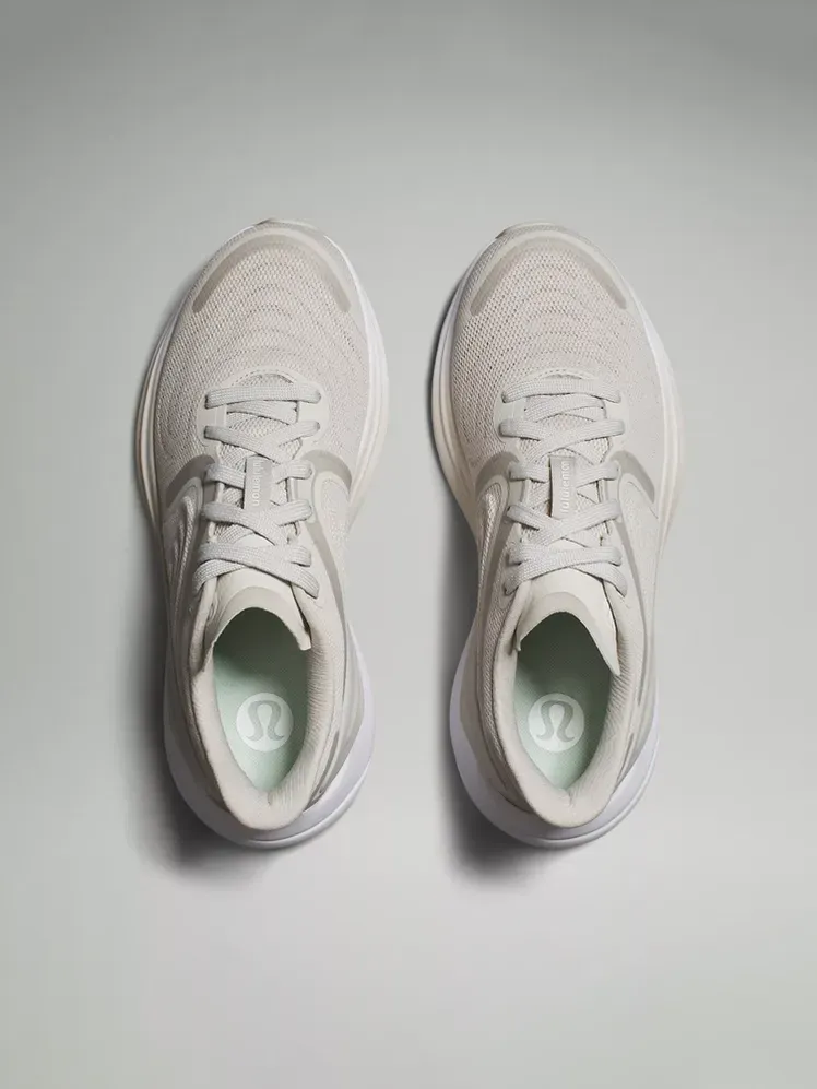 Sepatu Lari Blissfeel 2 dengan warna abu-abu lembut bermerek dengan latar belakang abu-abu tua