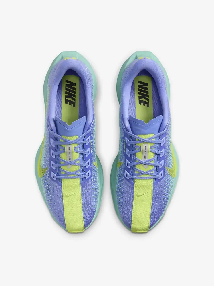 Pegasus Plus dalam warna teal ungu lembut dan kuning dengan latar belakang abu-abu muda