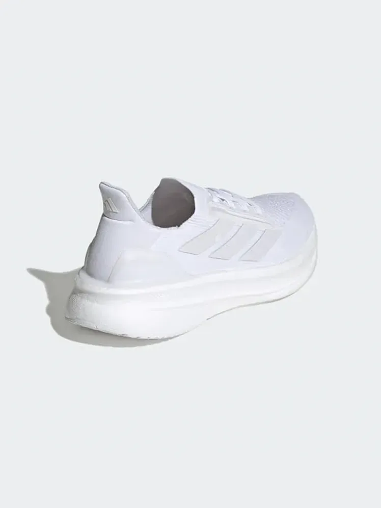 Ultraboost 5X Running Sneaker dengan warna putih dan abu-abu bermerek dengan latar belakang abu-abu terang