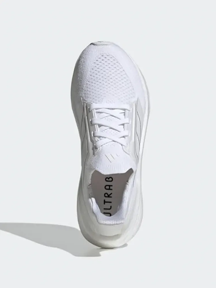 Ultraboost 5X Running Sneaker dengan warna putih dan abu-abu bermerek dengan latar belakang abu-abu terang