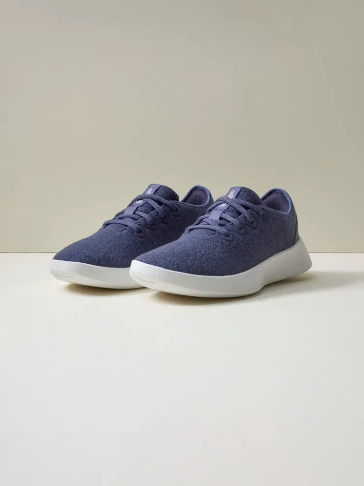 Wool Runner Go dengan warna biru dan putih bermerek dengan latar belakang krem