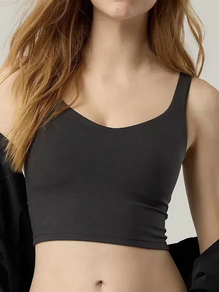 Real Me ローキー延縄スポーツブラ (モデルに合わせたブラックカラー)