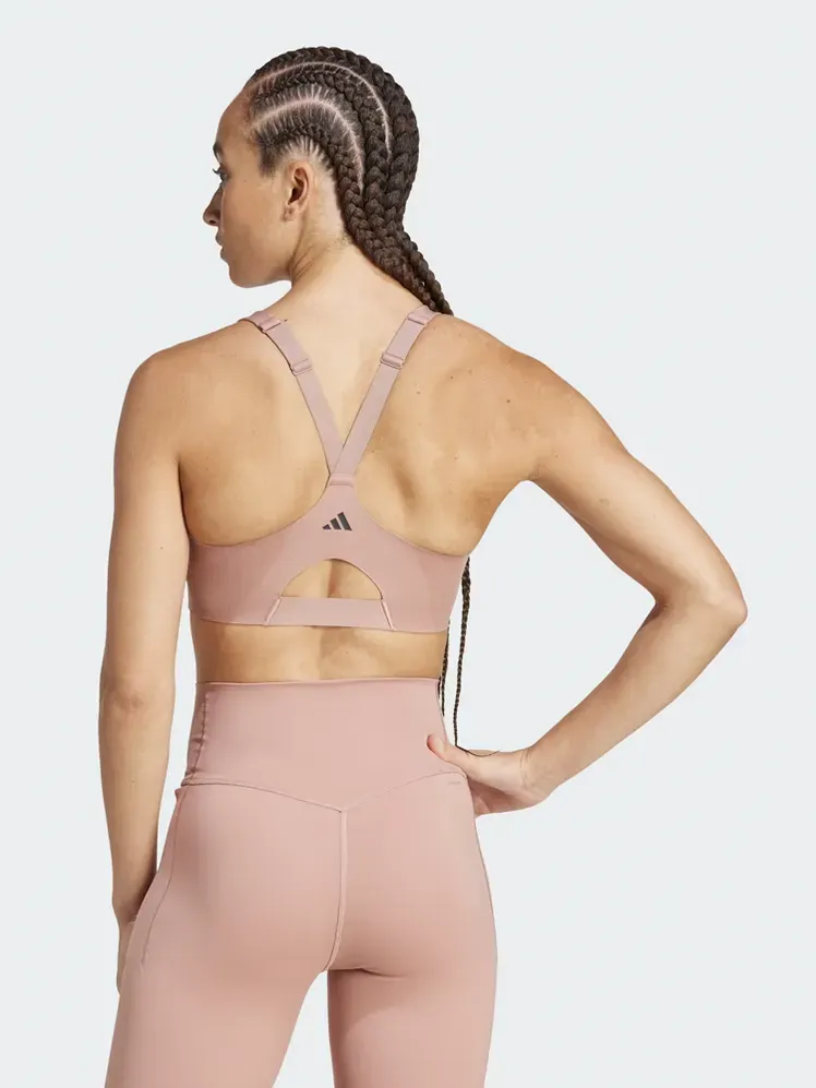 TLRD Impact Luxe ハイサポート ジップ ブラはソフト ピンクのカラーでモデルに登場