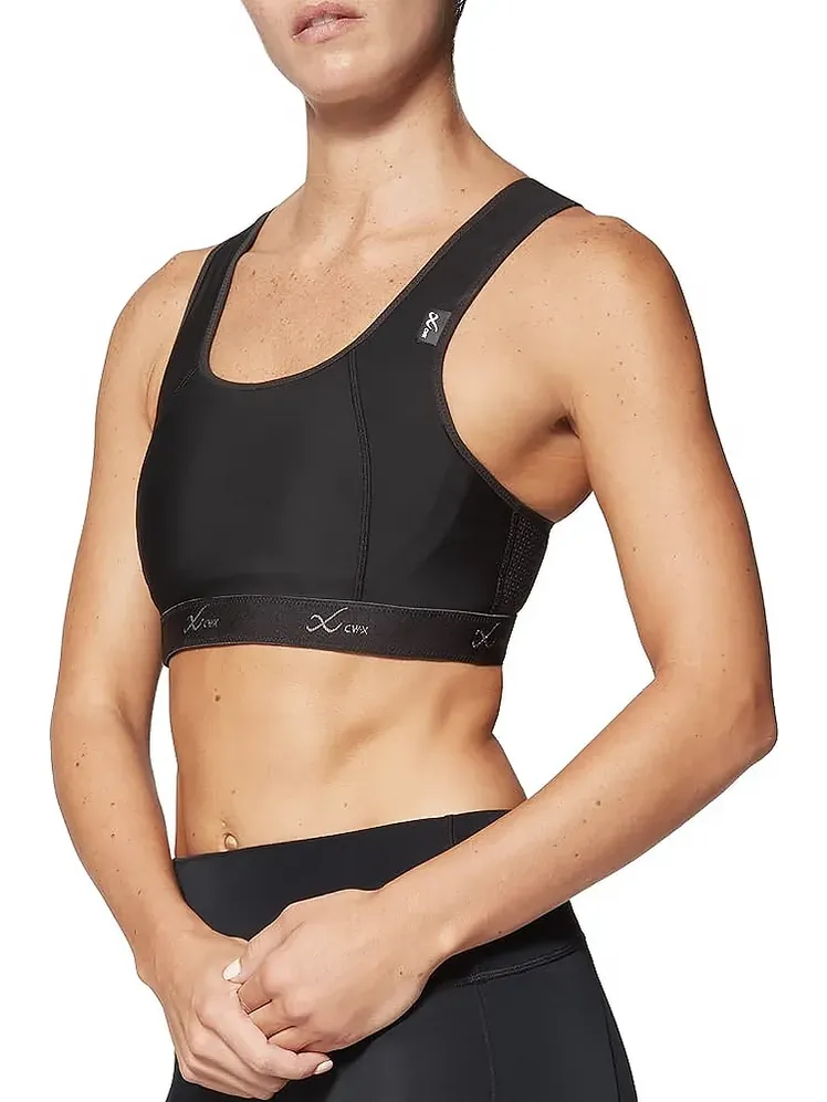 白い背景のモデルにブランドの黒い色の Xtra サポート ハイインパクト スポーツ ブラ