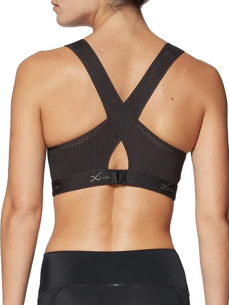 白い背景のモデルにブランドの黒い色の Xtra サポート ハイインパクト スポーツ ブラ