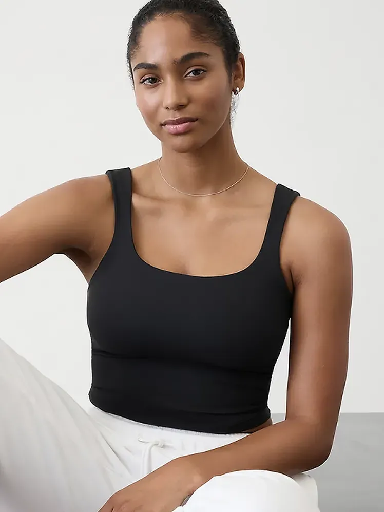 トランセンド スクエア ネック クロップ ブラ、モデルにブランド名入りのブラックカラーを採用