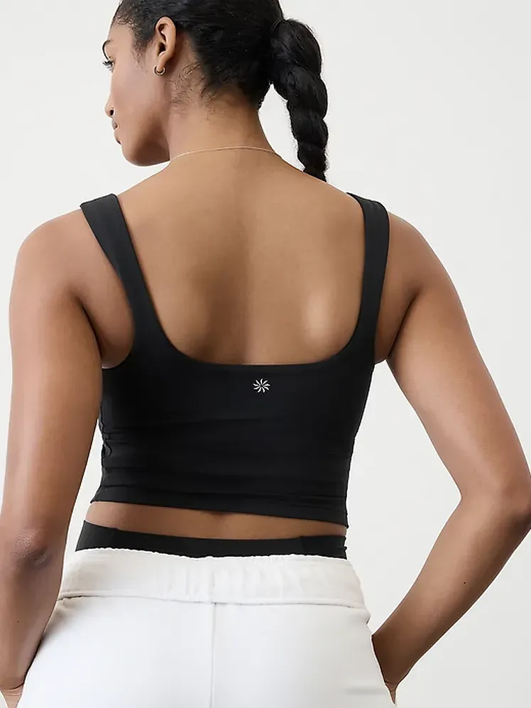 トランセンド スクエア ネック クロップ ブラ、モデルにブランド名入りのブラックカラーを採用