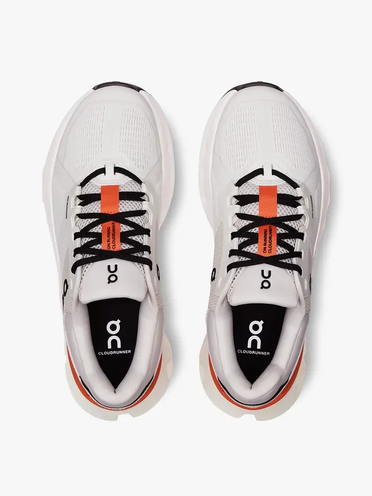 Sabatilles esportives Cloudrunner 2 de color blanc negre i taronja sobre fons gris clar