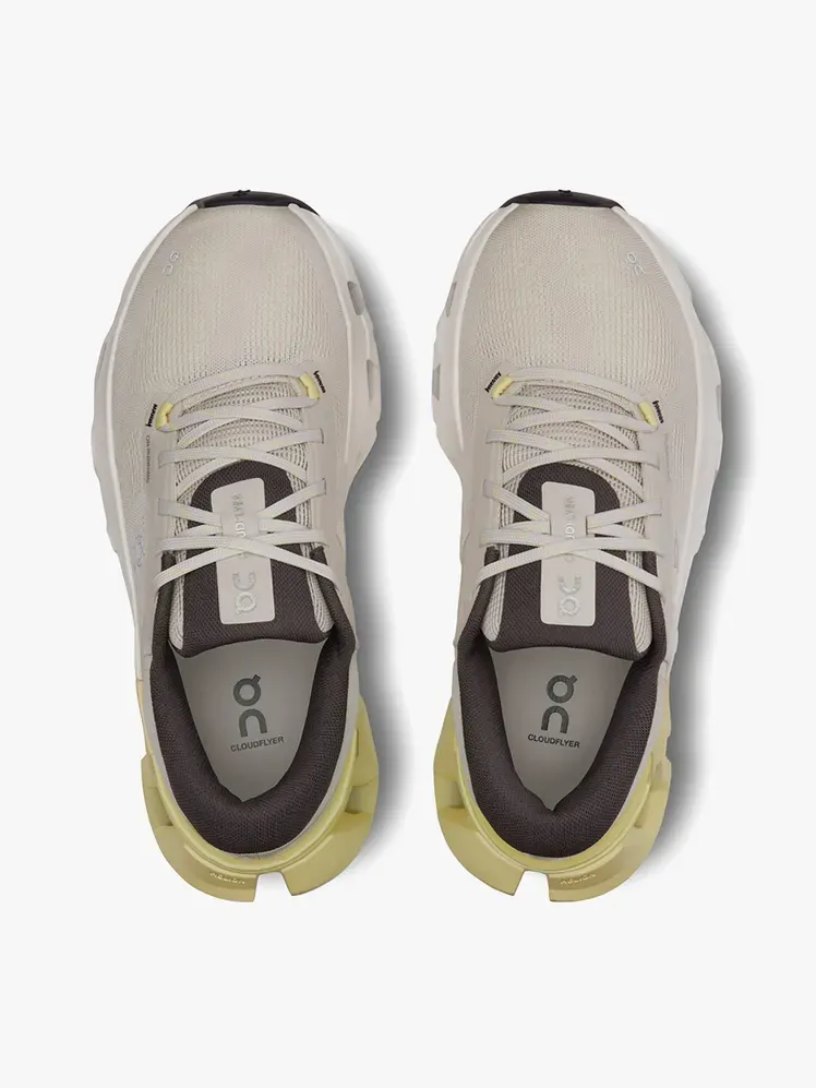 Cloudflyer 5 en color groc i blanc de la marca taupe sobre fons gris clar