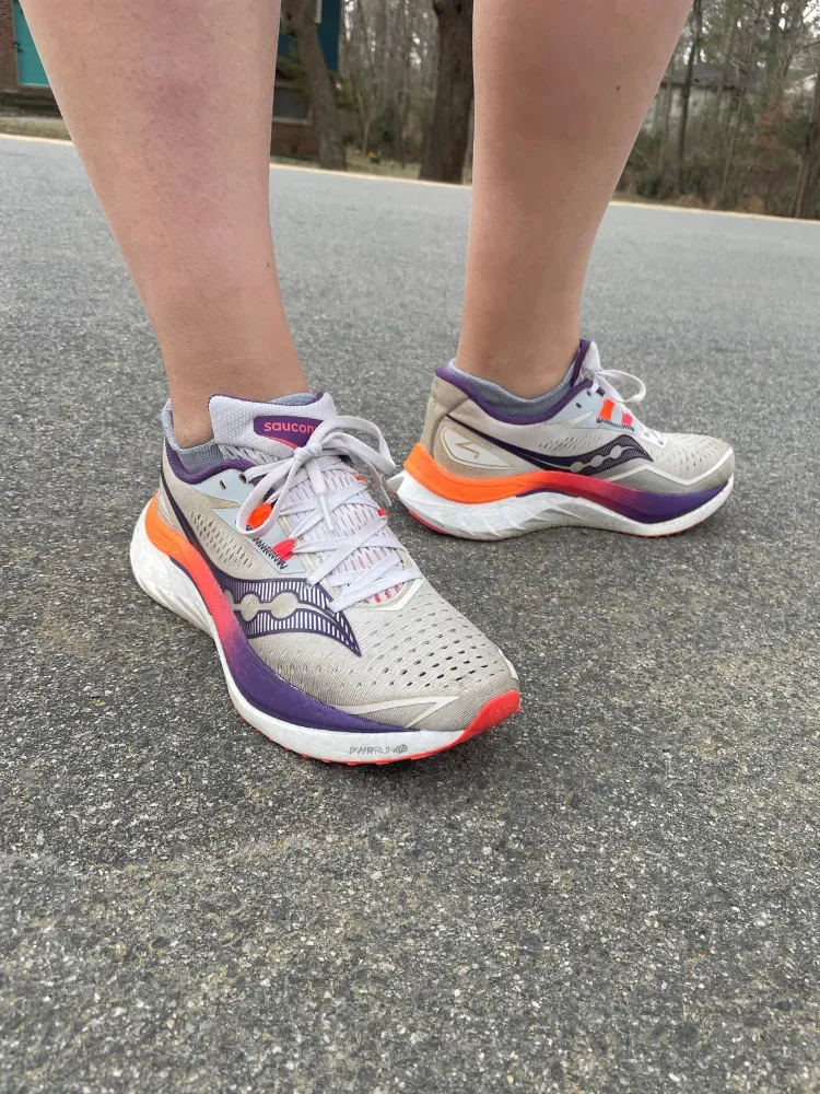 ਤਸਵੀਰ ਵਿੱਚ ਇਹ ਹੋ ਸਕਦਾ ਹੈ ਕਿ ਕੱਪੜਿਆਂ ਦੇ ਜੁੱਤੇ ਸਨੀਕਰ ਵਿਅਕਤੀ ਪੈਦਲ ਅਤੇ ਦੌੜਦਾ ਜੁੱਤੇ