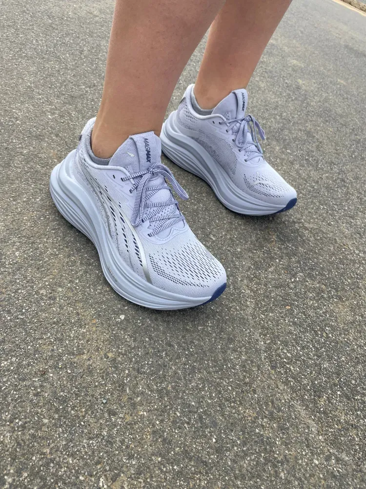 ਤਸਵੀਰ ਵਿੱਚ ਇਹ ਹੋ ਸਕਦਾ ਹੈ ਕਿ ਕੱਪੜੇ ਜੁੱਤੇ ਅਤੇ ਵਿਅਕਤੀ