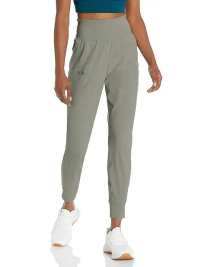 Motion Joggers in gedämpfter Khaki-Farbe auf Modell auf weißem Hintergrund