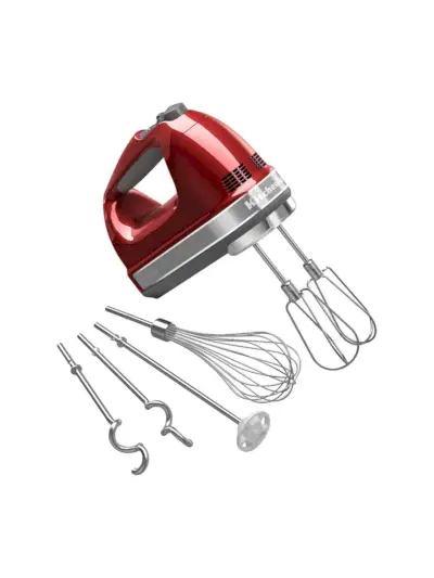 Digitaler 9-Gang-Handmixer in roter und silberner Farbgebung mit verschiedenen Aufsätzen auf weißem Hintergrund