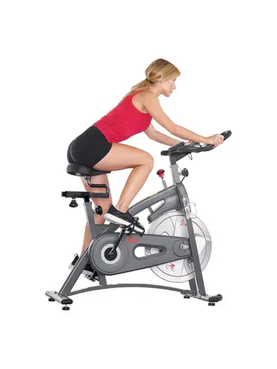 Sunny Health & Fitness Endurance Premium Bike mit Modell auf weißem Hintergrund