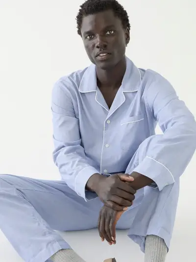 Комплект пижама J.Crew в поплин син цвят върху модел на светлосив фон