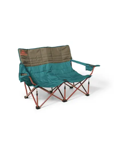 Kelty Low Loveseat Chair в синьо-зелен цвят на бял фон