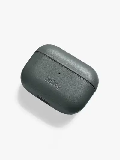 Bellroy Pod Jacket Pro в приглушен тъмнозелен цвят на светлосив фон