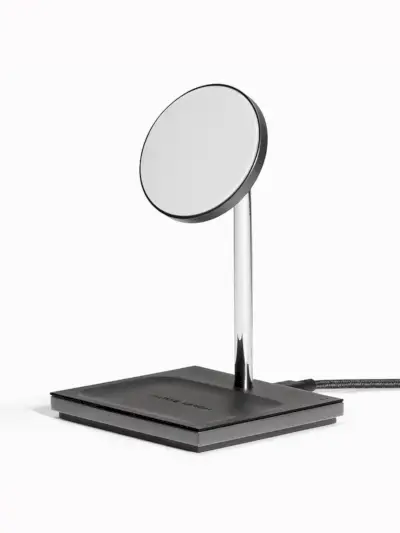 Native Union Snap Magnetic 2-in-1 Wireless Charger в черен и сребрист цвят на светлосив фон