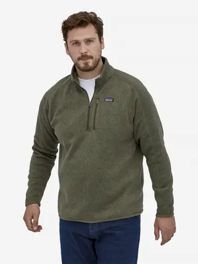 Patagonia Better Sweater 1/4 Zip Fleece в приглушен зелен цвят на модел на светлосив фон