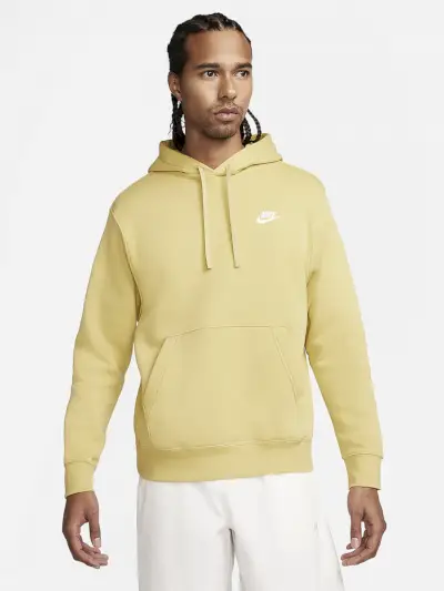 Nike Sportswear Club Fleece Pullover Hoodie в приглушен жълт цвят на модел на светлосив фон