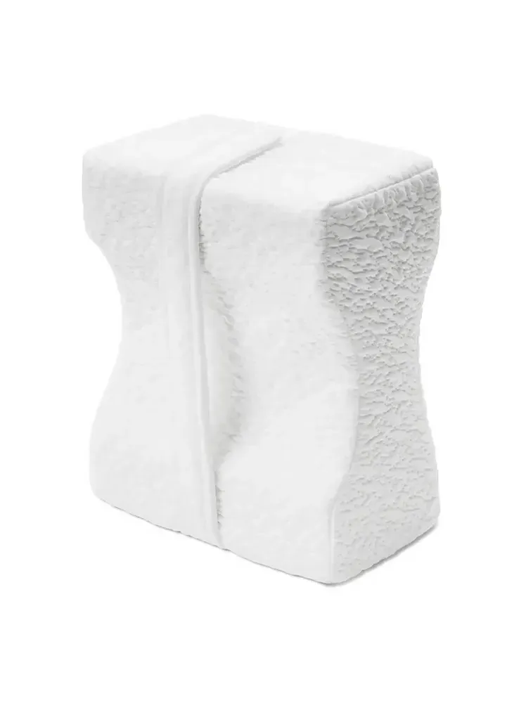 Подушка під коліна для сну з текстурованим білим візерунком на білому тлі