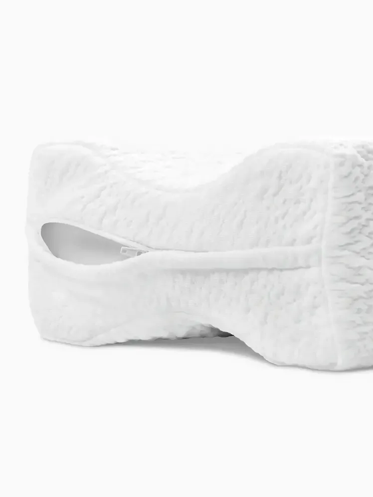 Подушка під коліна для сну з текстурованим білим візерунком на білому тлі