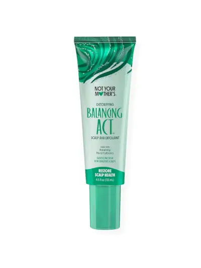 Acto de equilibrio Exfoliante desintoxicante del cuero cabelludo AHA en tubo verde de marca sobre fondo blanco