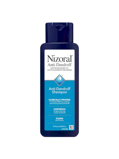 Champú anticaspa en botella azul de marca sobre fondo blanco.