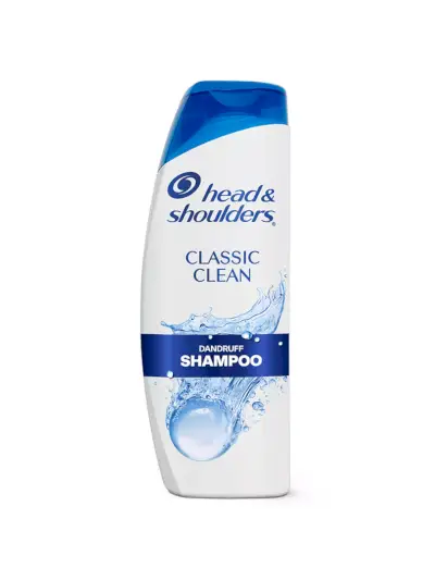 Champú anticaspa limpio clásico en botella azul y blanca de marca sobre fondo blanco