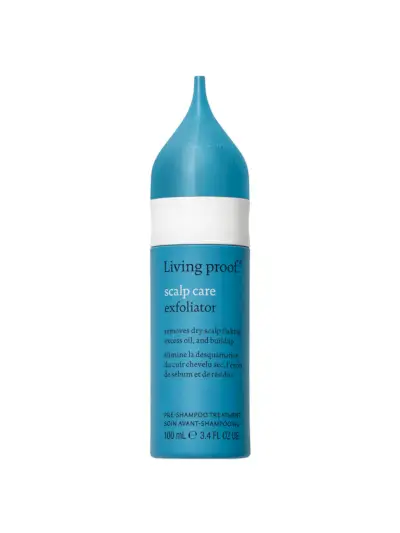 Exfoliante para el cuidado del cuero cabelludo en color azul de marca sobre fondo blanco.