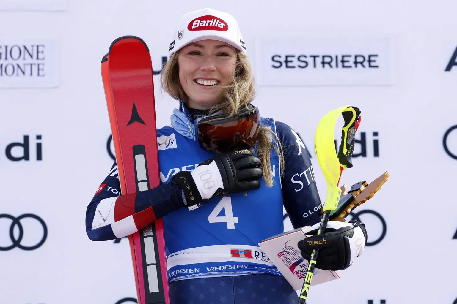 छवि में मिकाएला शिफ्रिन के कपड़े, दस्ताने, टोपी, उत्सव मनाते हुए बच्चा, सहायक उपकरण और चश्मा शामिल हो सकते हैं