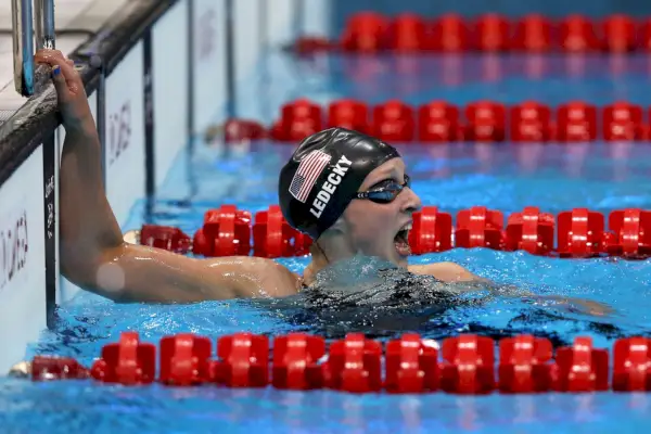Az amerikai Katie Ledecky reagál a nők megnyerése után