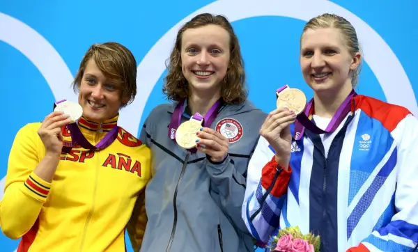 Az ezüstérmes spanyol Mireia Belmonte Garcia aranyérmes amerikai Katie Ledecky és bronzérmes...