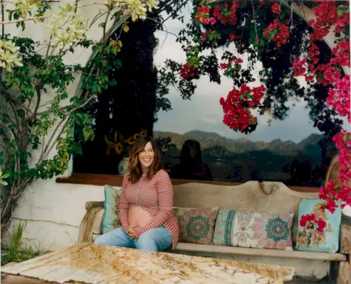 Slika lahko vsebuje človeško osebo, rastlinsko leseno pohištvo in kavč Alanis Morissette