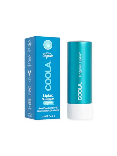 Coola Classic Liplux Organic Balm Solkrem i merket blågrønn og hvit tube ved siden av merket blå boksemballasje på hvit bakgrunn
