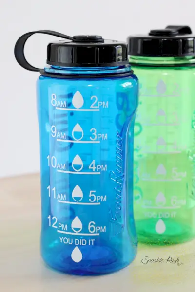 L'image peut contenir un shaker et une tasse à mesurer.