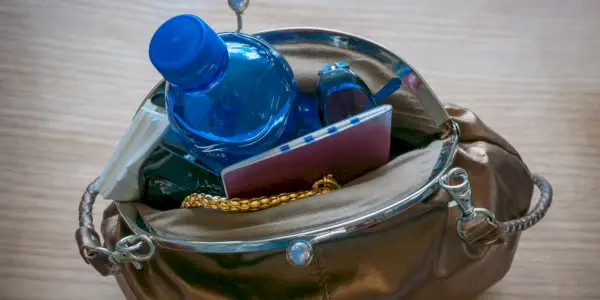 Bouteille d'eau dans un sac