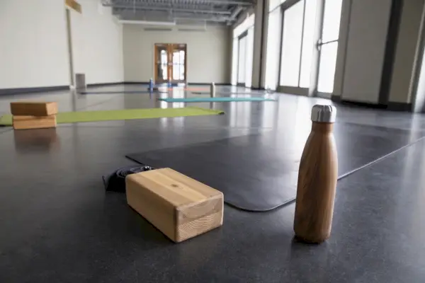 Bouteille d'eau dans le studio de gym