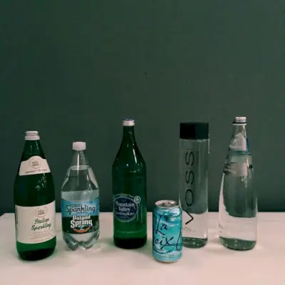 이미지에는 병 음료 음료수 알코올 및 맥주가 포함되어 있을 수 있습니다.