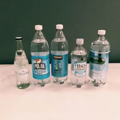 이미지에는 병 음료 팝 병 음료수 병 미네랄 워터 알코올 및 맥주가 포함되어 있을 수 있습니다.