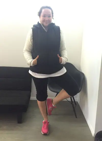 La imagen puede contener ropa Vestimenta Calzado Zapato Persona humana Manga Tacón alto y manga larga