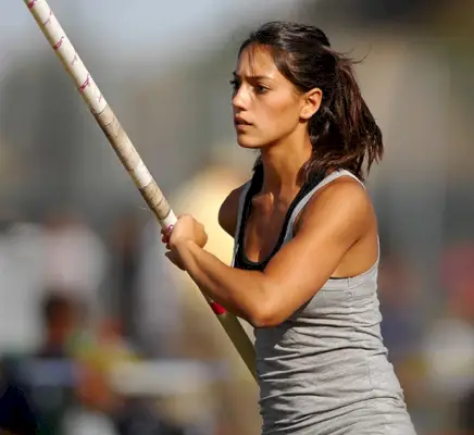 Se den otroliga videon av stavhopparen Allison Stokke som flyger över baren