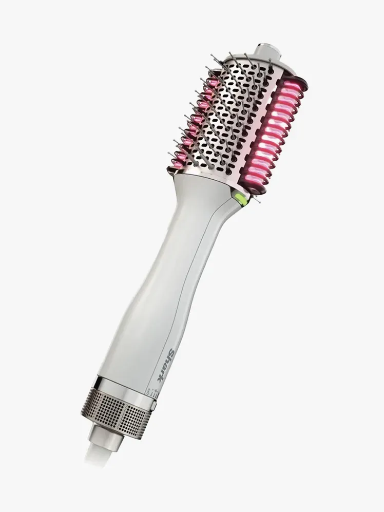 Sisir Berpemanas Shark SmoothStyle + Kuas Pengering Tiup dalam komponen bermerek dengan latar belakang abu-abu terang