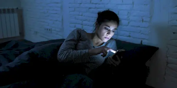 Uykunun Ortasında Uyanmanızın 8 Nedeni ve Bunları Nasıl Düzeltebilirsiniz?