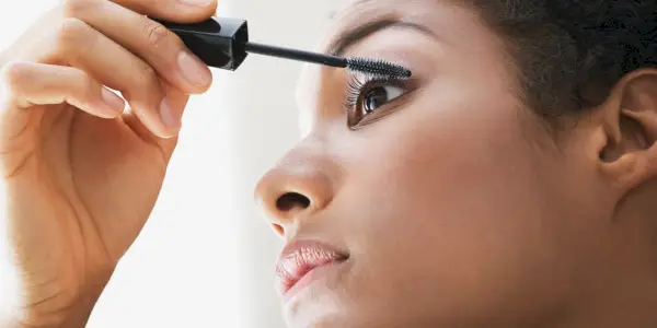 同じ古いアイメイクが突然イライラを引き起こす理由は次のとおりです