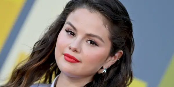 '정말 어두워지기 시작했습니다': 셀레나 고메즈가 2018년 정신병 에피소드가 어땠는지 공유합니다.