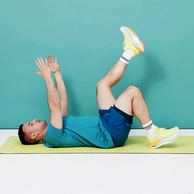 Ляжте обличчям догори, витягнувши руки до стелі, а ноги – на столі. Це початок...