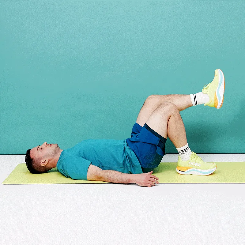 Ляжте обличчям догори, зігніть коліна і п’яти на відстані кількох дюймів від сідниць. Підніміть ліву ногу і витягніть ногу...