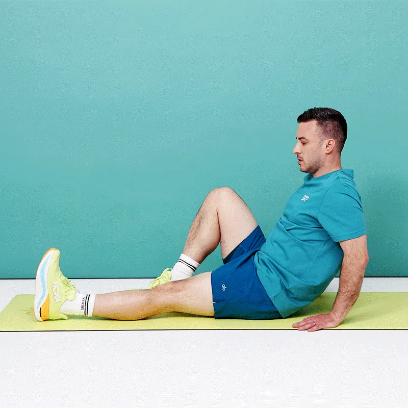 Сядьте на сідницю, праву ногу зігніть, праву ступню міцно притисніть до землі, а ліву ногу витягніть...