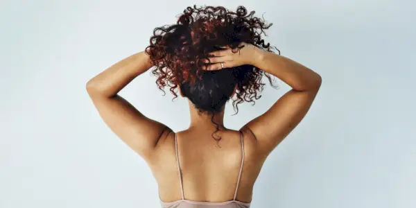 13 conseils approuvés par des stylistes pour perfectionner votre routine de soins capillaires